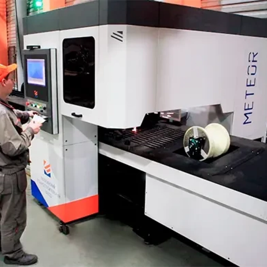 Туристы наслаждаются захватывающими видами снежных вершин, создающими атмосферу умиротворения и гармонии