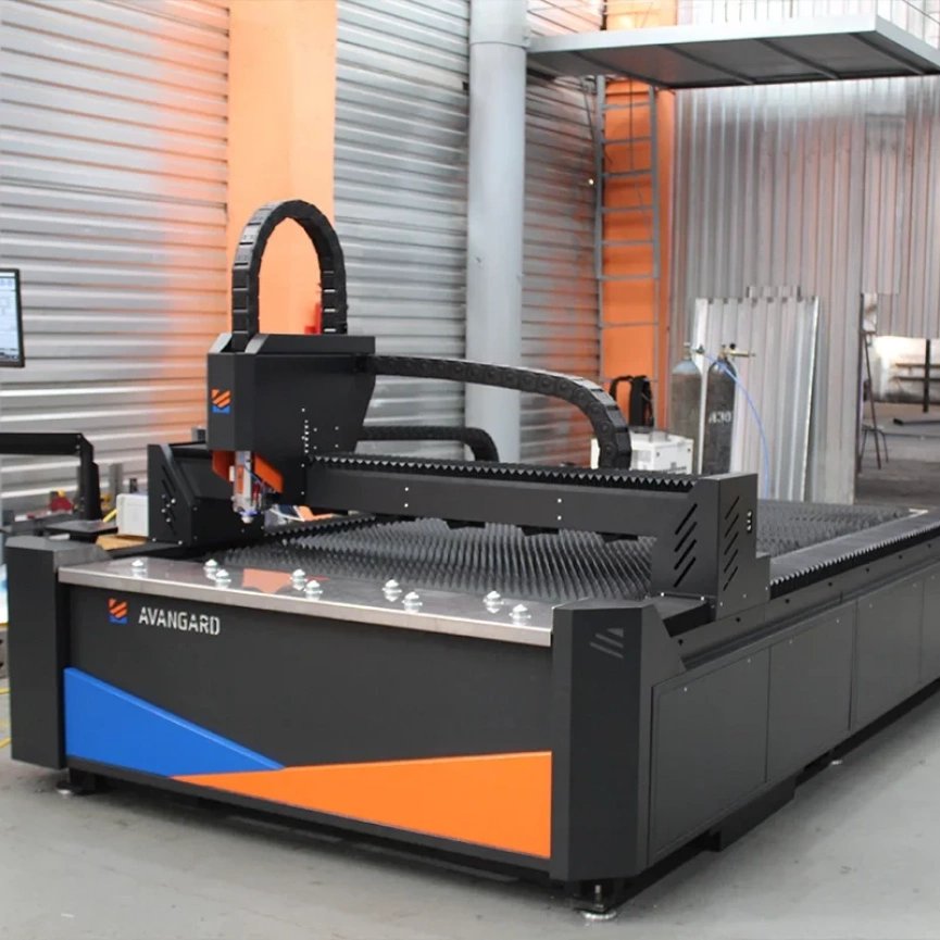 Туристы наслаждаются захватывающими видами снежных вершин, создающими атмосферу умиротворения и гармонии